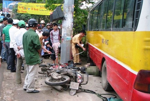 Xe buýt điên gây tai nạn kinh hoàng, 2 người đứng chờ đèn đỏ chết thảm