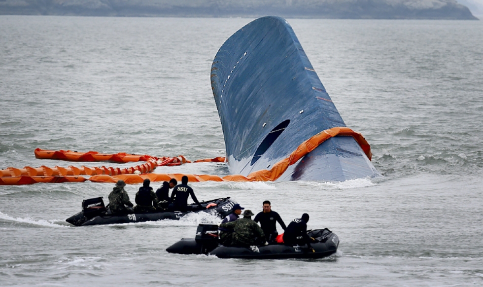 Tìm thấy các thi thể mắc kẹt trong chiếc phà bị chìm của Hàn Quốc
