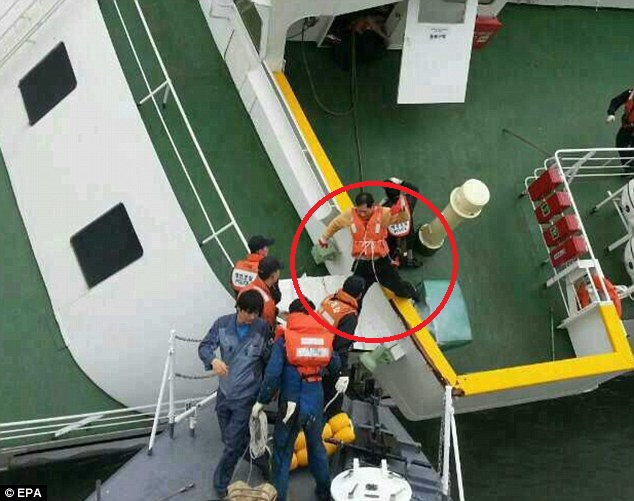 Lee Joon-seok, trên cùng bên phải đã đu dây nhảy sang thuyền cứu hộ để thoát khỏi chiếc phà đang chìm. Hơn 475 người có mặt trên phà.
