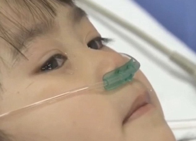 Cô bé Kwon Ji-yeon, 5 tuổi, nạn nhân đã lạc cả gia đình sau vụ chìm phà