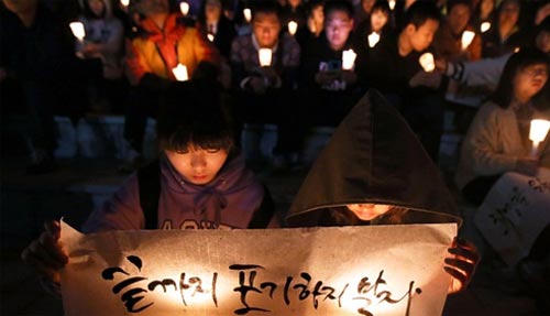 Chìm phà Hàn Quốc: Đám tang đẫm nước mắt của hiệu phó tự tử vì phà chìm