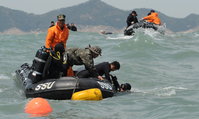 Chìm phà Hàn Quốc: Hàng trăm thợ lặn 