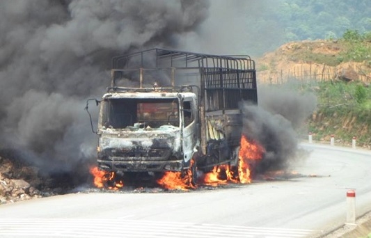 Quảng Bình: Xe tải đang chạy bỗng bốc cháy dữ dội