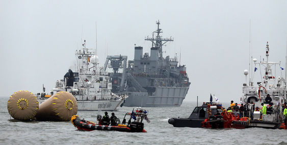 Chìm phà Hàn Quốc: Một lính hải quân hi sinh khi tham gia công tác cứu hộ