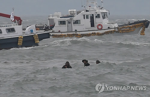 Chìm phà Hàn Quốc: Hàng trăm thợ lặn 