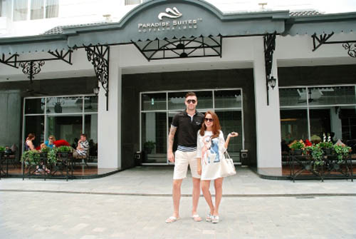 Van Bakel và Myno nghỉ một đêm ở khách sạn sang trọng bậc nhất Hạ Long –Paradise Suites Hotel và sau đó sẽ du ngoạn vịnh trên du thuyền chuyên phục vụ các tỷ phú cũng nằm trong chuỗi khách sạn này - Paradise Peak Cruise.