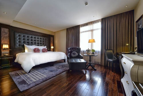 “Giường khách sạn quá êm ái và quyến rũ, chúng tôi như nằm trên thiên đường” – Van Bakel đổ lỗi việc thức dậy muộn cho chiếc giường thương hiệu “Dreambed”với 8 lớp lông vũ tiện nghi của khách sạn. 