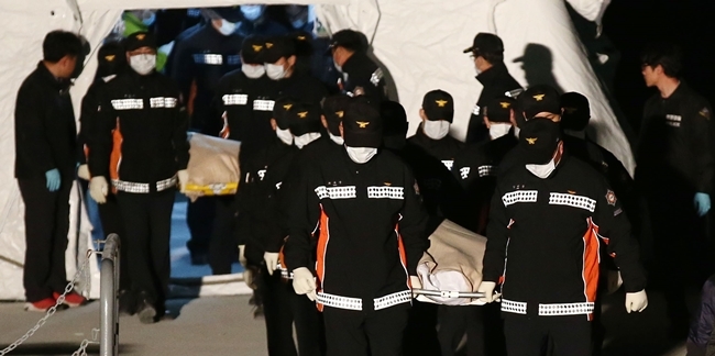 Thêm nhiều thi thể mắc kẹt trong phà Sewol, số người chết tăng lên 104