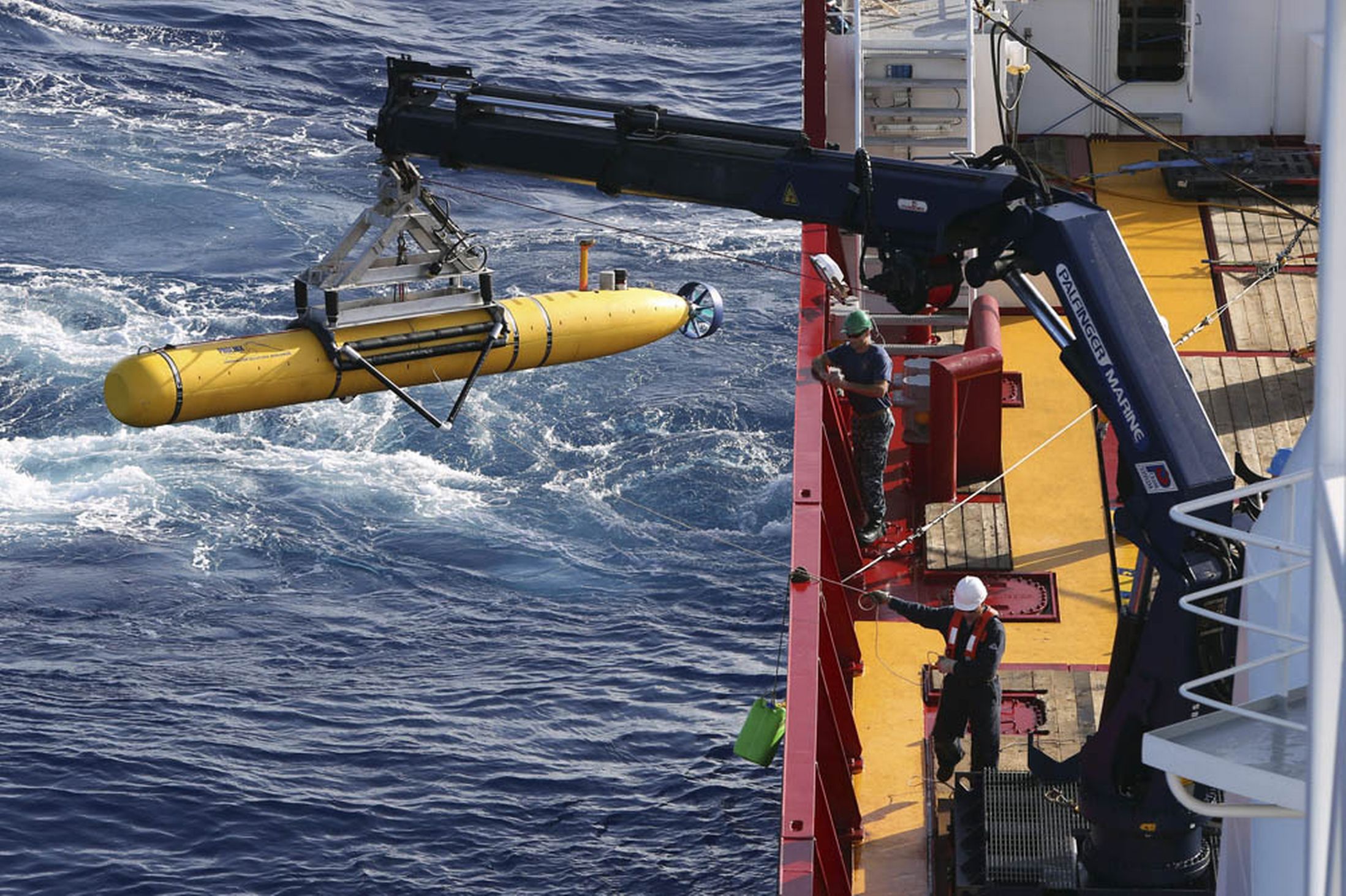 Thiết bị tự vận hành dưới nước Bluefin-21 được thả xuống Ấn Độ Dương để tìm kiếm MH370