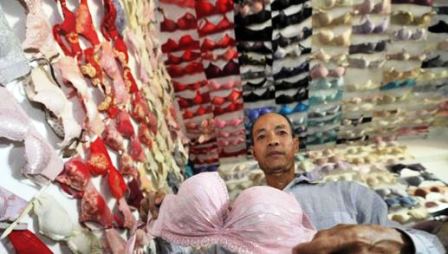 Người đàn ông sở hữu 5.000 áo ngực nữ sinh