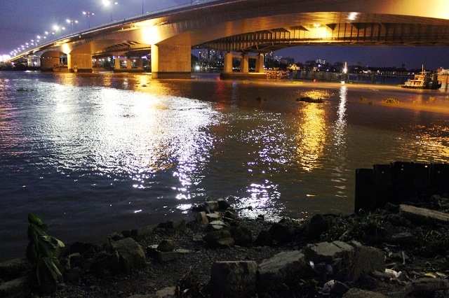 sáng 25/4: Xác nam giới nằm sấp dạt vào bờ sông Sài Gòn…