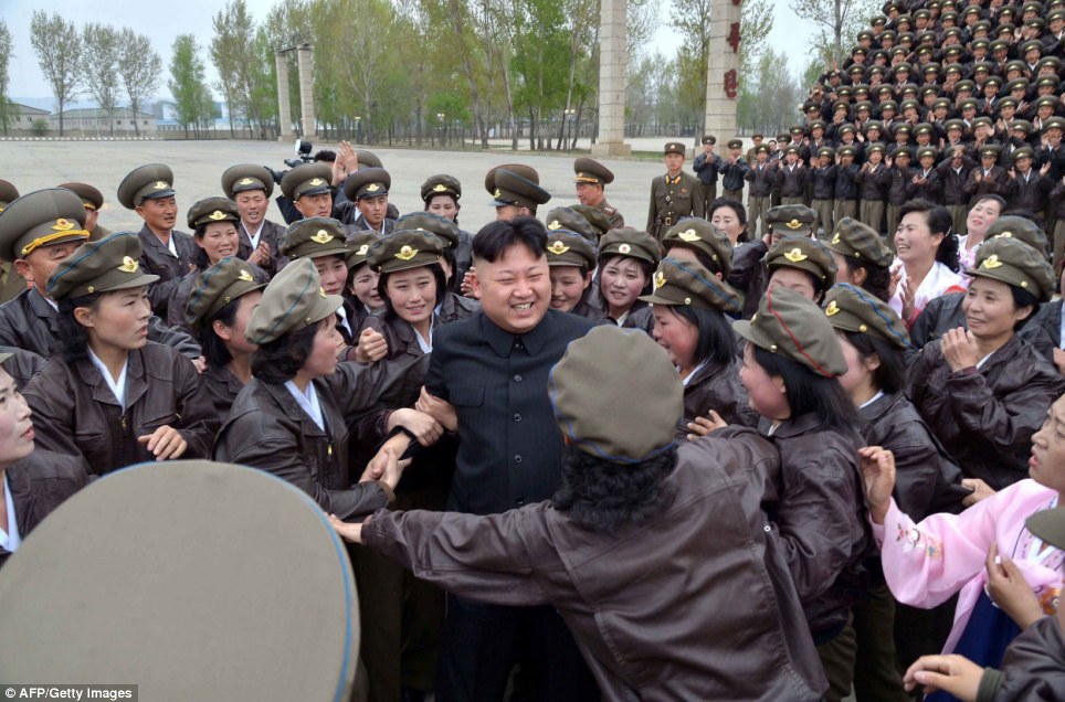 Nữ quân nhân Triều Tiên òa khóc khi gặp lãnh đạo Kim Jong-un