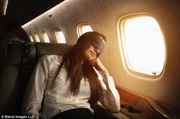 Ra tòa vì tranh thủ sàm sỡ hành khách say ngủ trên máy bay