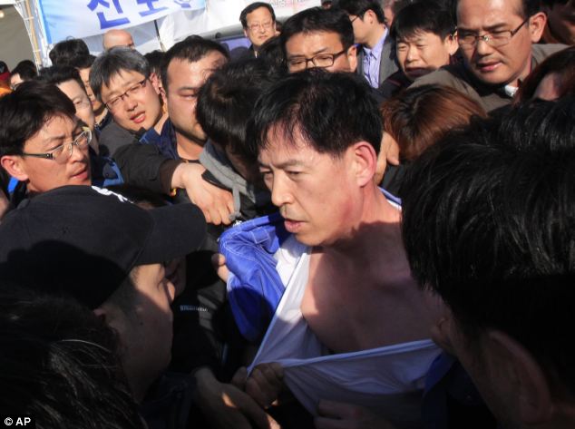 Chìm phà Hàn Quốc: quan chức khốn đốn giữa vòng vây người phẫn nộ