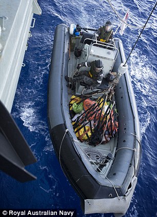 Hải quân thu giữ hơn 1 tấn heroin trên biển