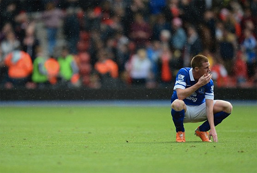 Ghi 2 bàn vào lưới nhà, Everton “tự sát” trên đường đua với Arsenal