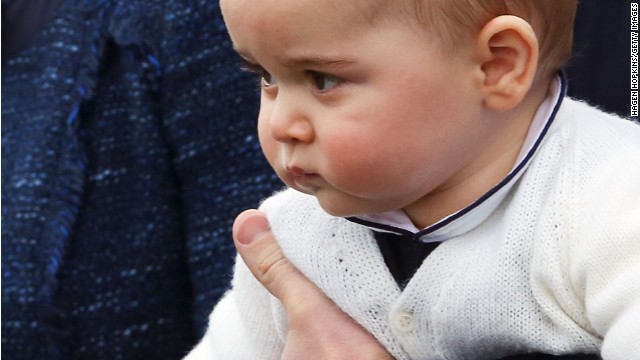Những biểu cảm đáng yêu của hoàng tử bé nước Anh trong lần đầu xuất ngoại