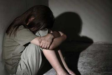 Bé gái 14 tuổi bị gã công nhân hiếp dâm trong rừng