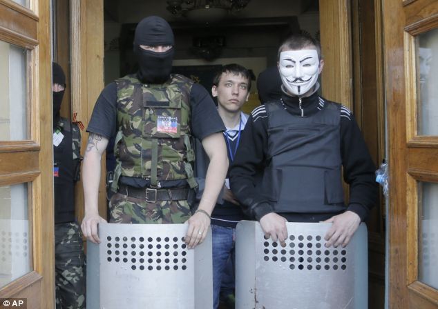 Lực lượng đặc biệt Ukraine bị người biểu tình bắt giữ, lột sạch quần áo
