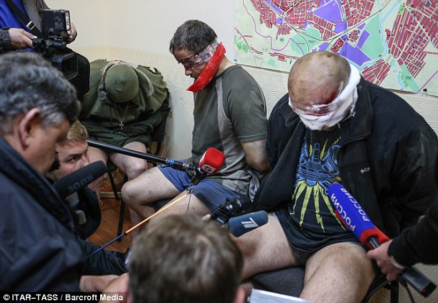 Lực lượng đặc biệt Ukraine bị người biểu tình bắt giữ, lột sạch quần áo