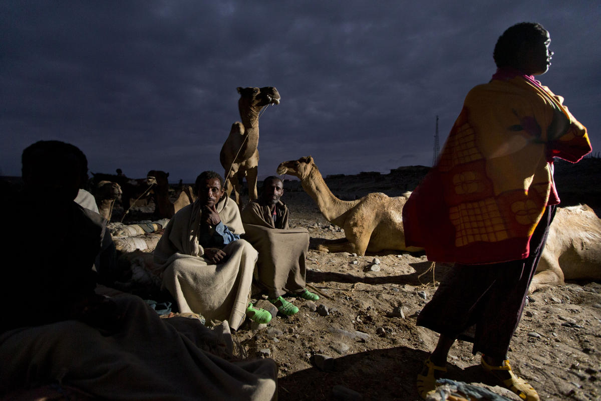 Xem lữ đoàn lạc đà chuyển muối trên sa mạc nóng bỏng nhất thế giới 15