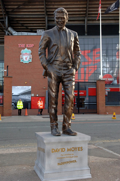 David Moyes được dựng tượng trước sân Liverpool vì 