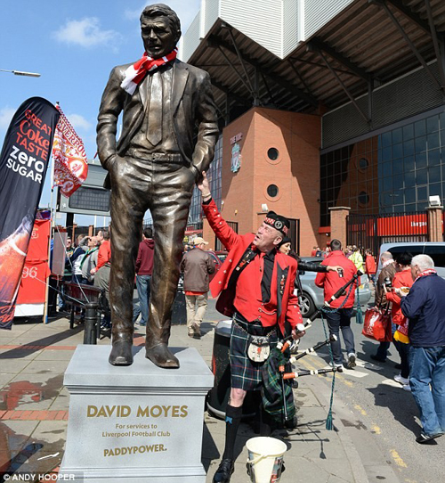 David Moyes được dựng tượng trước sân Liverpool vì 