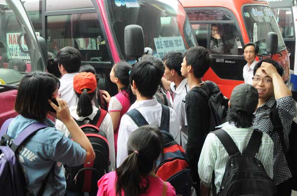 Nghỉ lễ 30/4 -1/5: Hàng nghìn người dân chen lấn rời Thủ đô