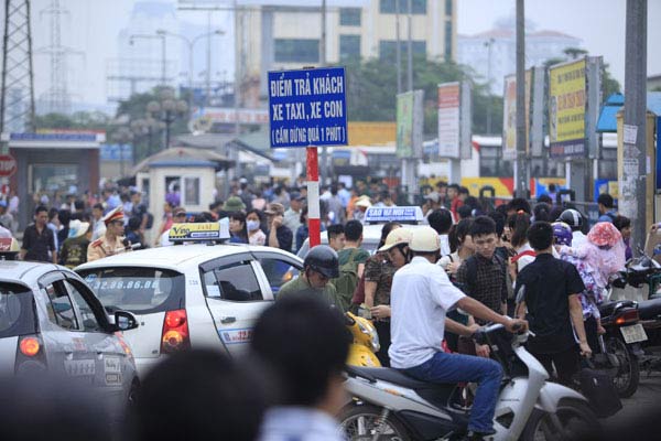 Nghỉ lễ 30/4 -1/5: Hàng nghìn người dân chen lấn rời Thủ đô
