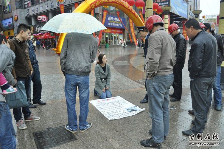 Cô gái quỳ giữa phố xin bán thân 10 năm để cứu mẹ