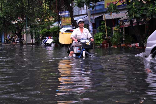 Người Sài Gòn bơi trong nước bẩn đi chơi lễ