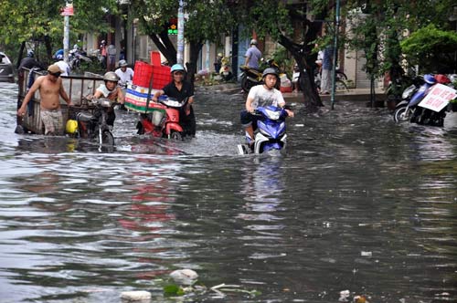 Người Sài Gòn bơi trong nước bẩn đi chơi lễ