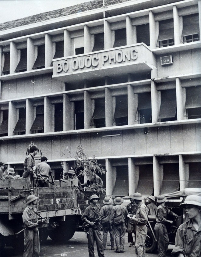 Khoảnh khắc lịch sử của đất nước năm 1975