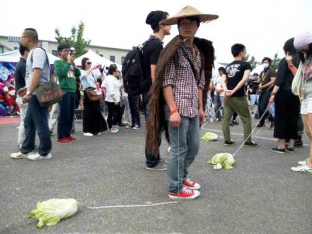Thanh niên Trung Quốc rộ mốt dắt...bắp cải đi dạo