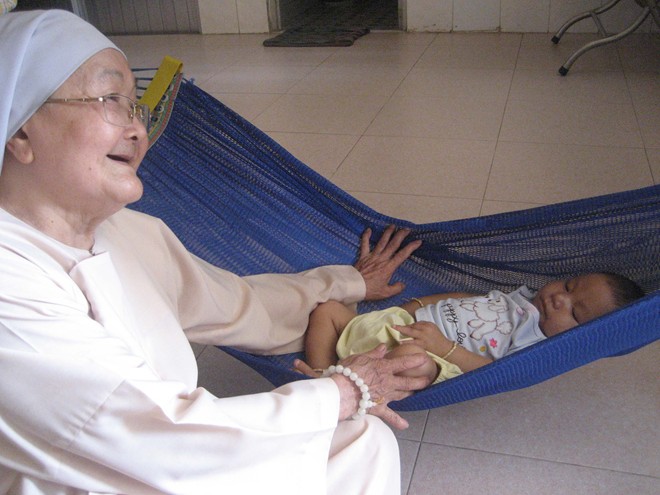 Bé trai 5 tháng ngủ mê mệt trước cổng chùa