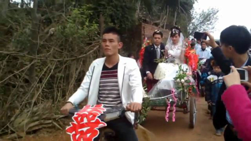 Người dân đổ xô xem đám cưới khác thường ở Nghệ An