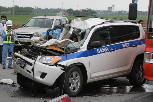 tai nạn, giao thông, cảnh sát giao thông, CSGT, xe ô tô toyota, toyota rav4