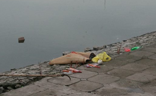 Hàng trăm người dân xem xác chết nổi trên hồ Giảng Võ 5