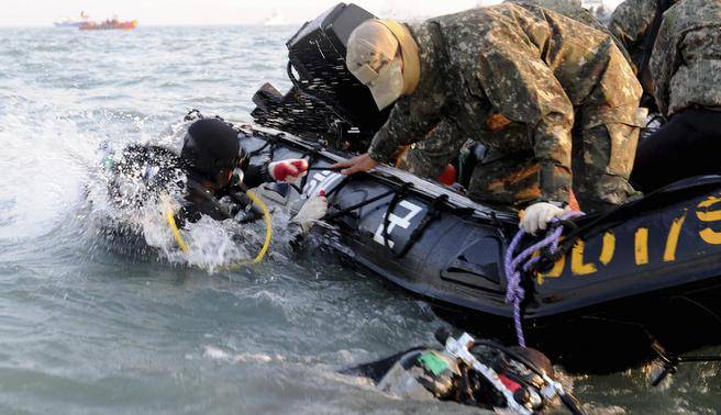 Tìm phà Sewol: Một thợ lặn tìm kiếm tử vong