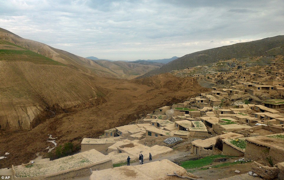 Cận cảnh sức tàn phá khủng khiếp của vụ lở đất tại Afghanistan 