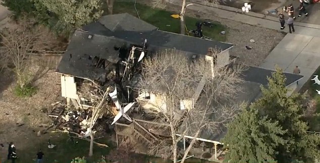 Máy bay đâm vào nhà dân, cả khu phố náo loạn