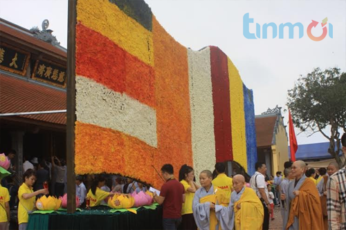 Tận mắt xem lá cờ Phật giáo được làm từ hoa tươi lớn nhất châu Á