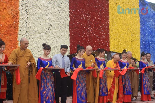 Tận mắt xem lá cờ Phật giáo được làm từ hoa tươi lớn nhất châu Á