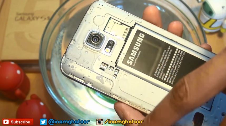 Điều gì sẽ xảy ra khi ngâm 1 chiếc Galaxy S5 trong nước hơn 1 giờ? 
