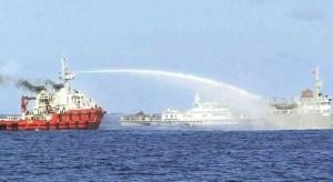 Tàu Trung Quốc dùng vòi rồng tấn công tàu Việt Nam