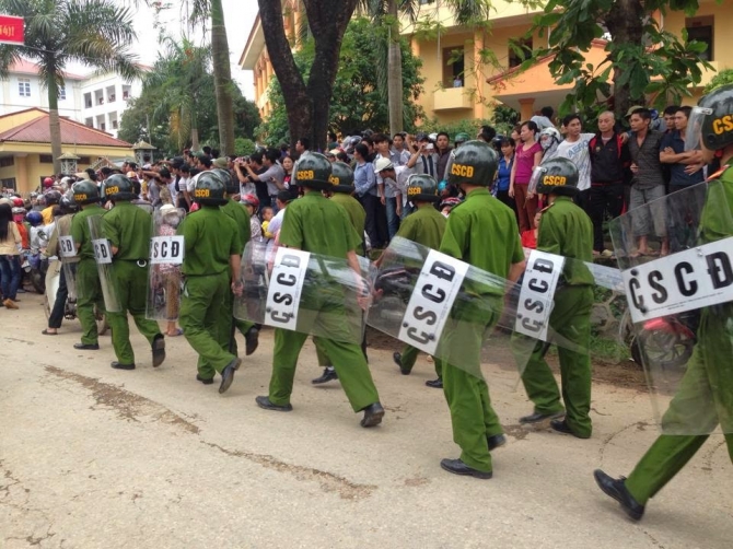 Hàng trăm người dân nhốt Phó công an huyện, Công an tỉnh giải cứu