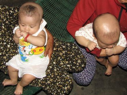Hai bé bị bắt cóc cạo trọc đầu: Lạ lùng và bí hiểm