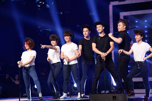 Các thí sinh biểu diễn trên sân khấu trước khi Huỳnh Anh rút lui khỏi Học Viện Ngôi Sao1