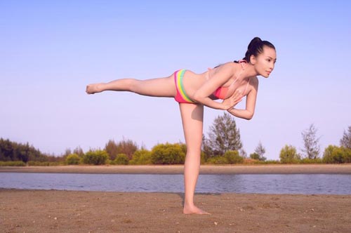 Bộ ảnh mới của Lê Kiều Như ghi lại cảnh cô nàng đang thể hiện những động tác yoga căn bản trên bãi biển. Gương mặt được trang điểm kỹ lưỡng, tóc tết gọn gàng.2