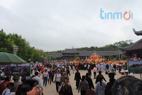 Hàng nghìn người đổ về dự khai mạc Đại lễ Phật đản 2014